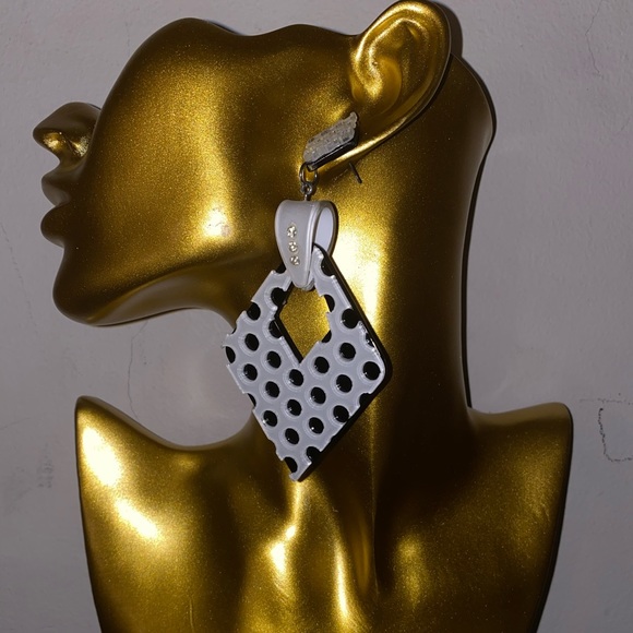 ᖴᗩᔕᕼIOᑎ ᗴᗩᖇᖇIᑎᘜᔕ - Picture 2 of 3